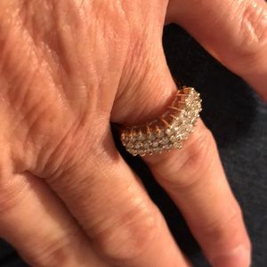 14 or 10 kt gold pyramid ring 33 diamonds